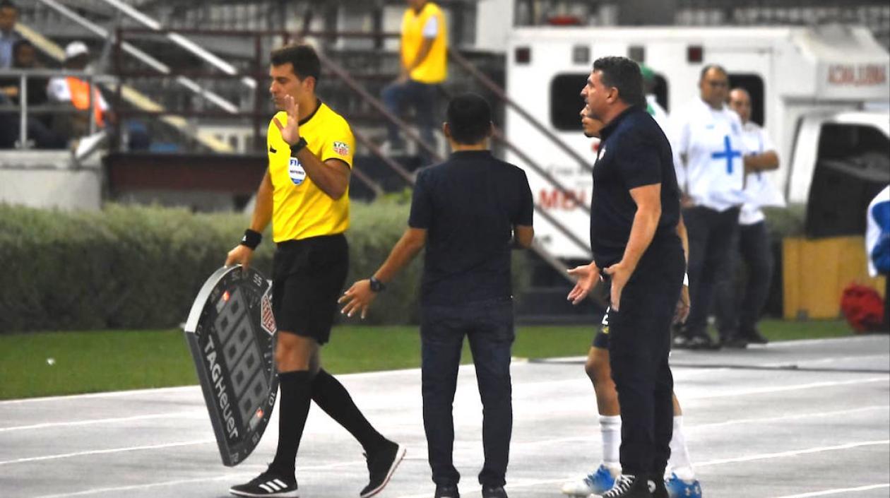 El DT Lus Fenando Suárez, discutiendo la actuación arbitral.