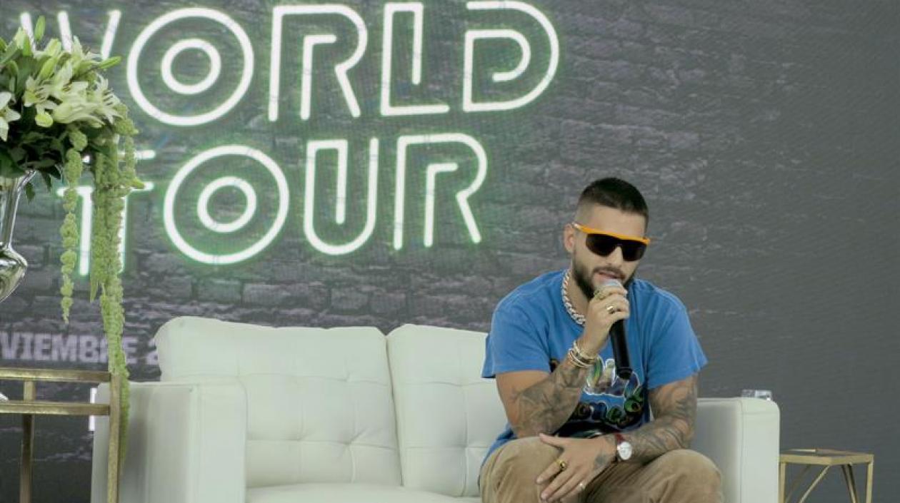 El cantante colombiano de música urbana Maluma habla durante una rueda de prensa celebrada hoy en San Juan (Puerto Rico).