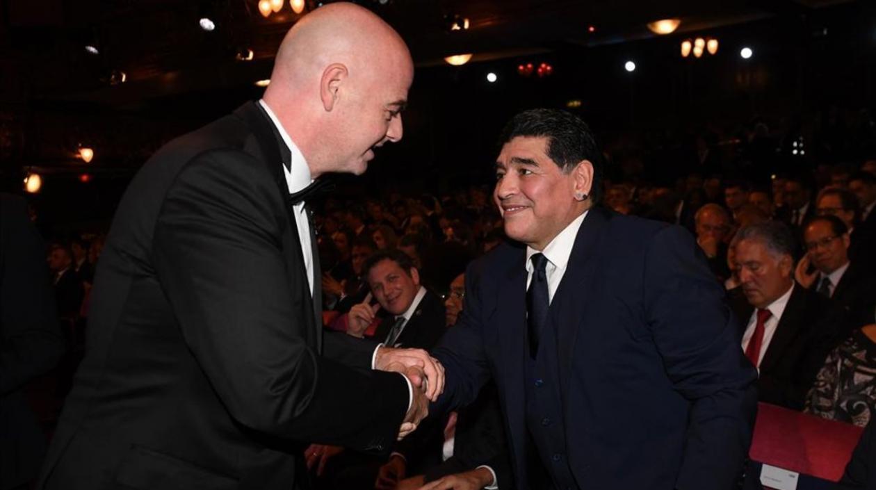 Gianni Infantino y Diego Maradona.