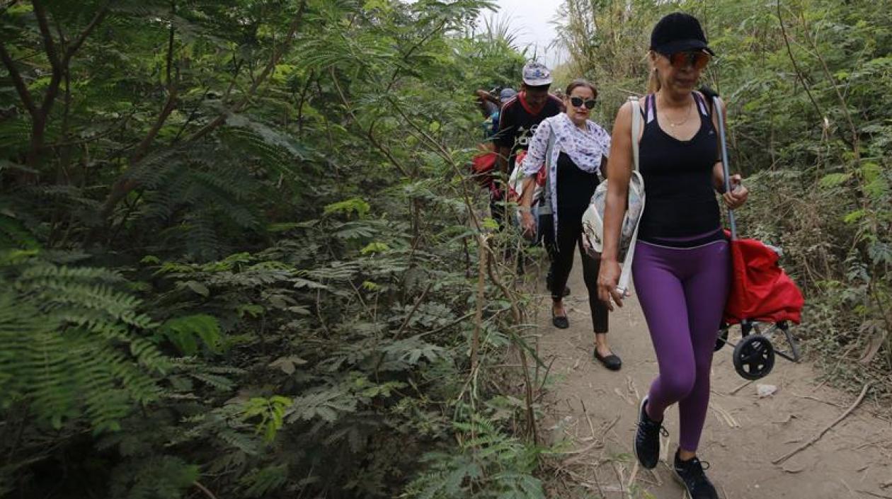 Venezolanos cruzan hacia su país.