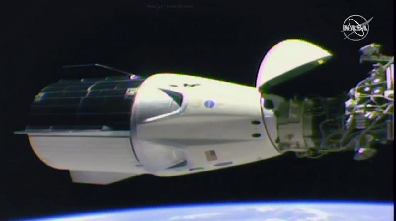 Los científicos del SpaceX celebraron con júbilo y vítores en la estación del centro Espacial Kennedy el regreso exitoso de la cápsula a nuestro planeta.