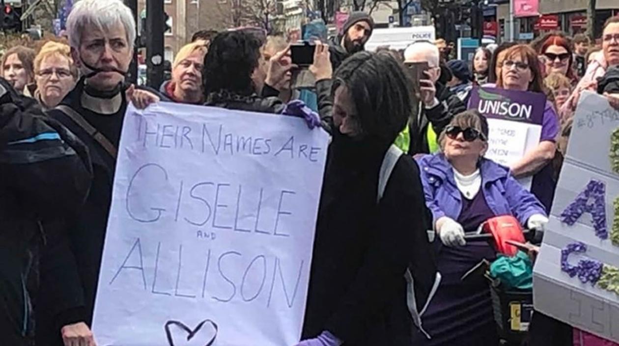 Con diversos carteles los participantes expresaron su solidaridad.