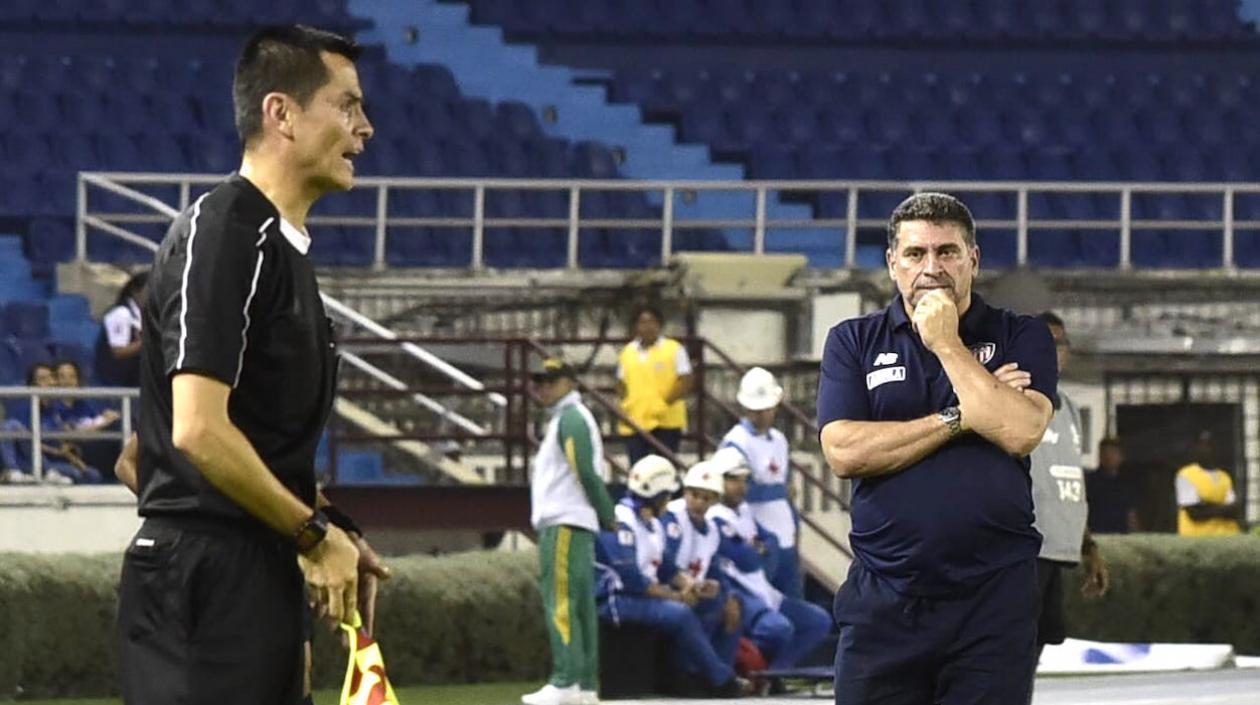 Luis Fernando Suárez, dirigiendo el partido ante Atlético Bucaramanga.