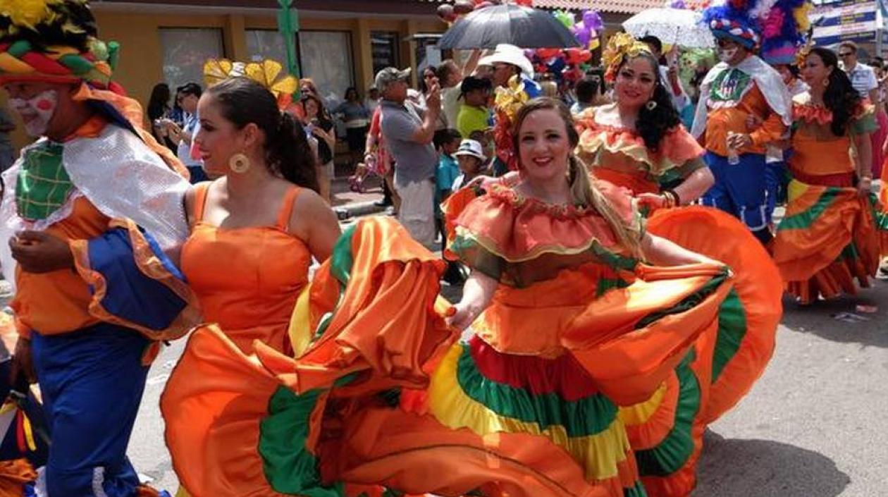Grupo de cumbia en el Carnaval de la Calle 8.
