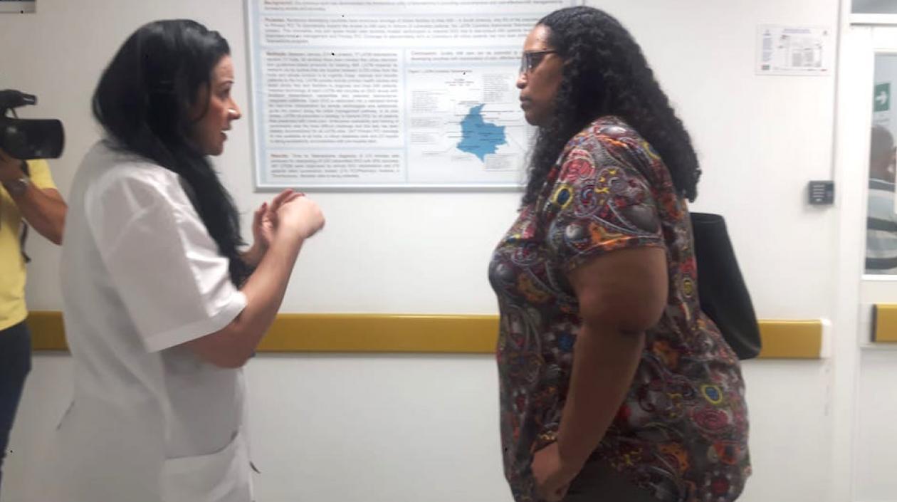 La delegada de la universidad estadounidense durante su recorrido por la red hospitalaria.