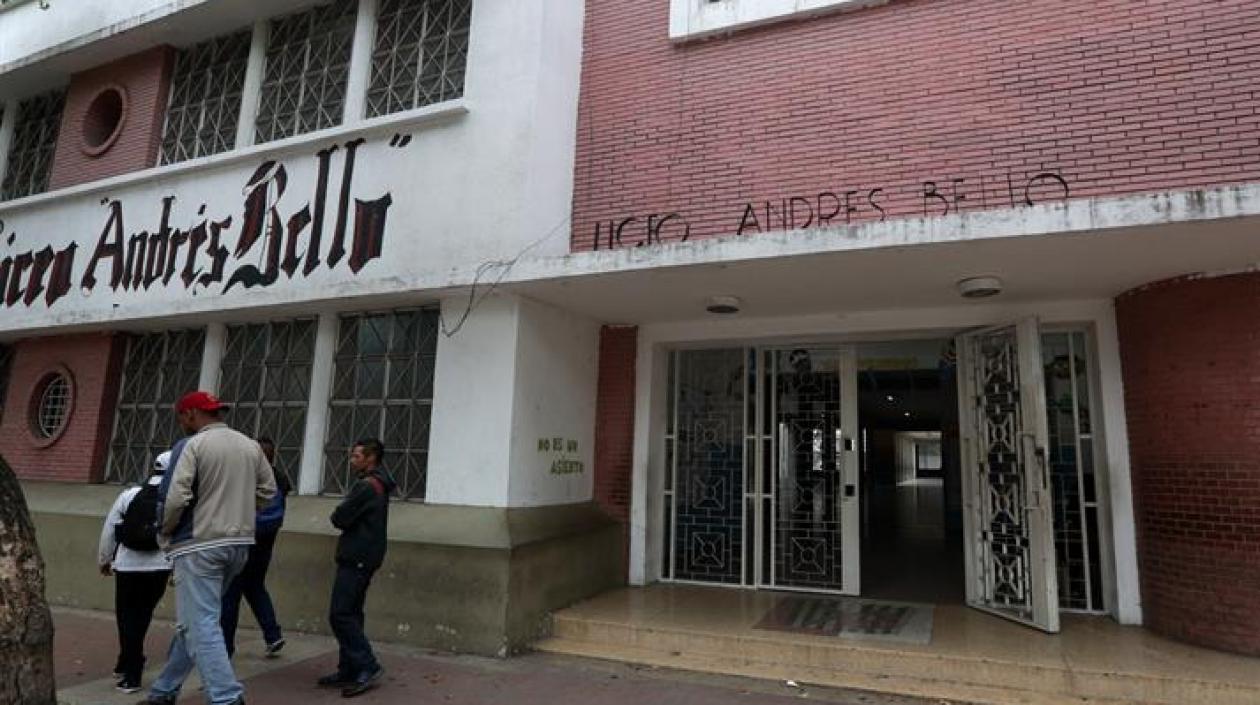 Vista de un colegio vacío este lunes, en el marco de la suspensión de actividades laborales y escolares, en Caracas (Venezuela). 