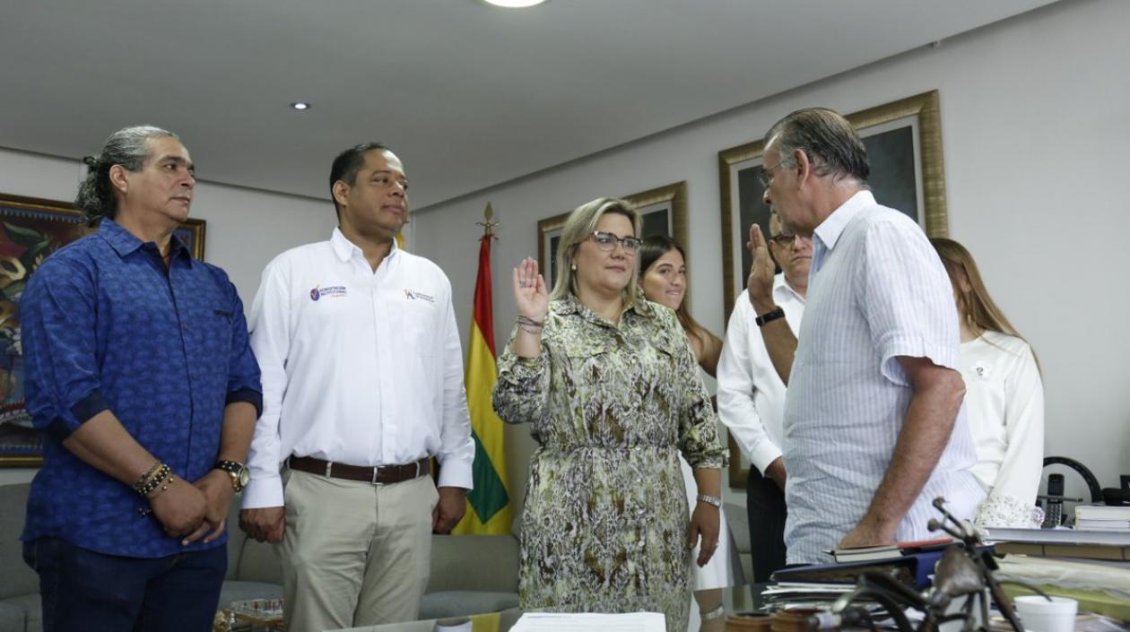 Maryluz Stevenson y el Gobernador Eduardo Verano.