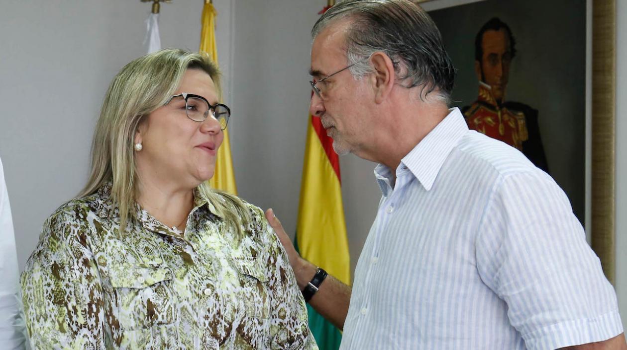 Rectora encargada Maryluz Stevenson y el gobernador Eduardo Verano.