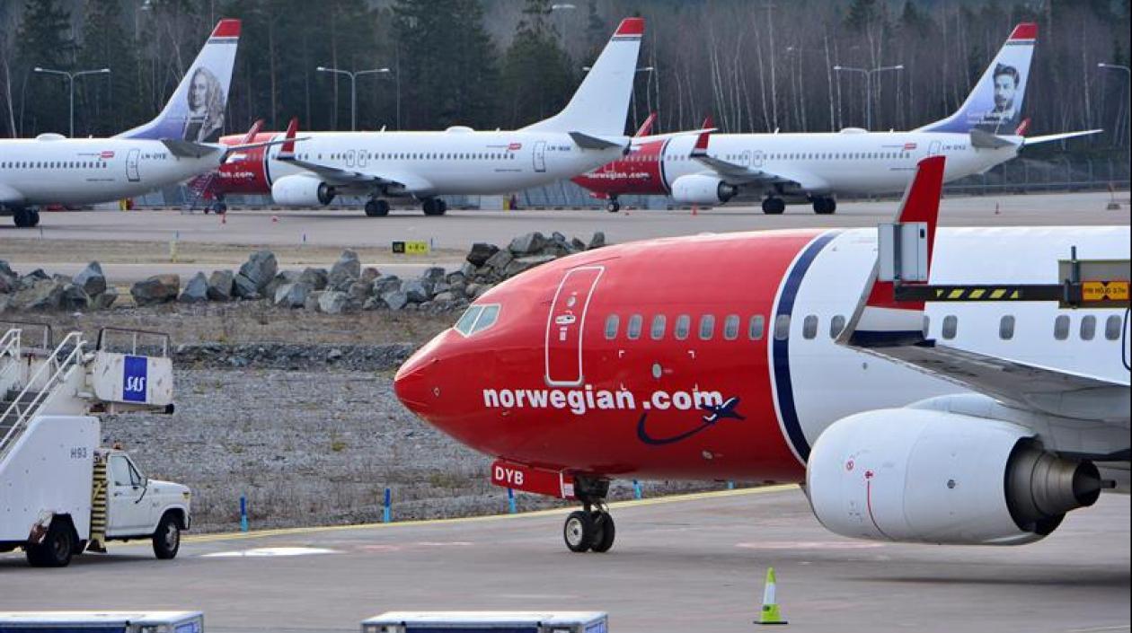 Aviones Boeing 737-800 de Norwegian Airlines permanecen aparcados en el aeropuerto de Arlanda en Estocolmo.