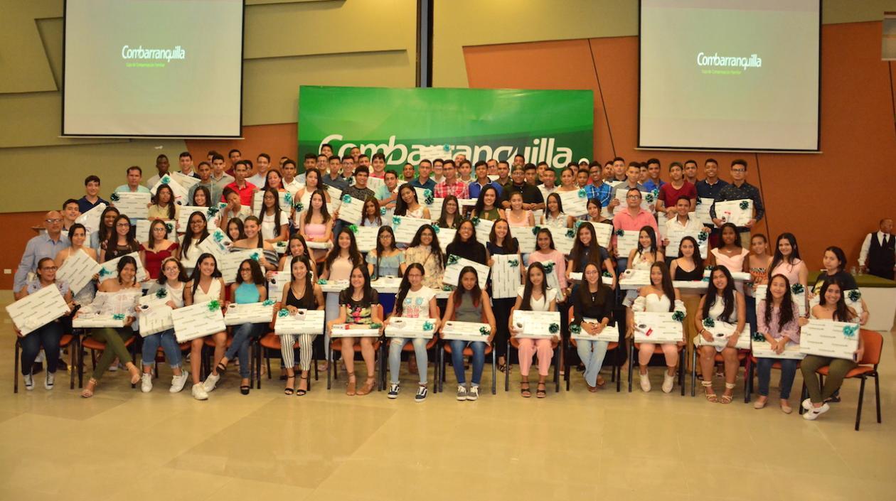 Grupo de jóvenes bachilleres que recibieron los computadores.