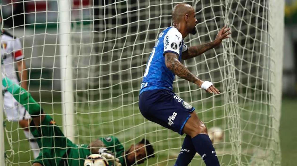 Felipe Melo celebra su gol ante Melgar.