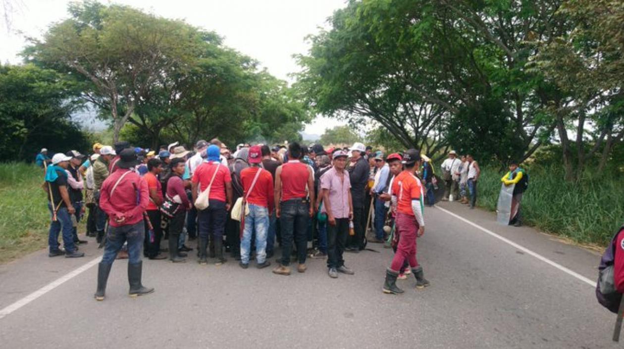 Indígenas bloquean la carretera Panamericana.
