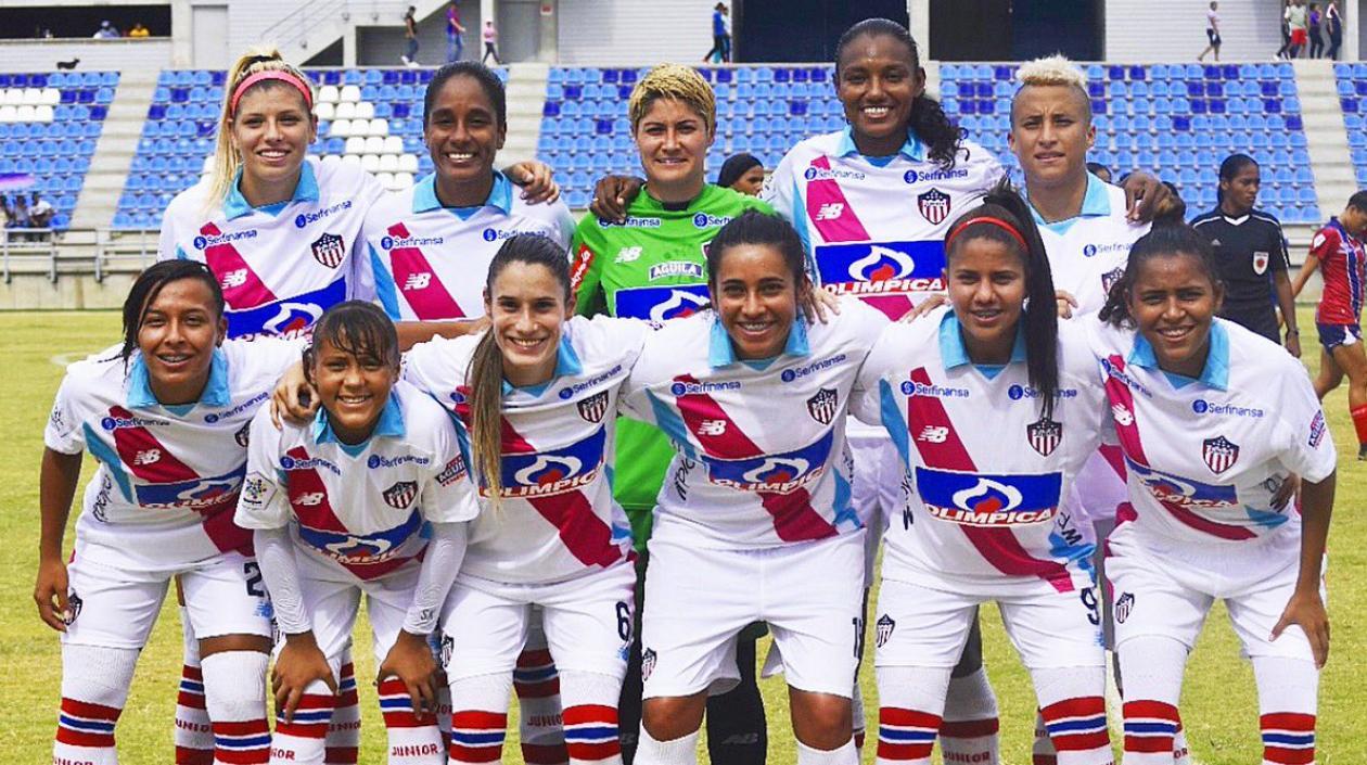 Daniela Montoya en compañía de las demás jugadoras de Las Tiburonas. 