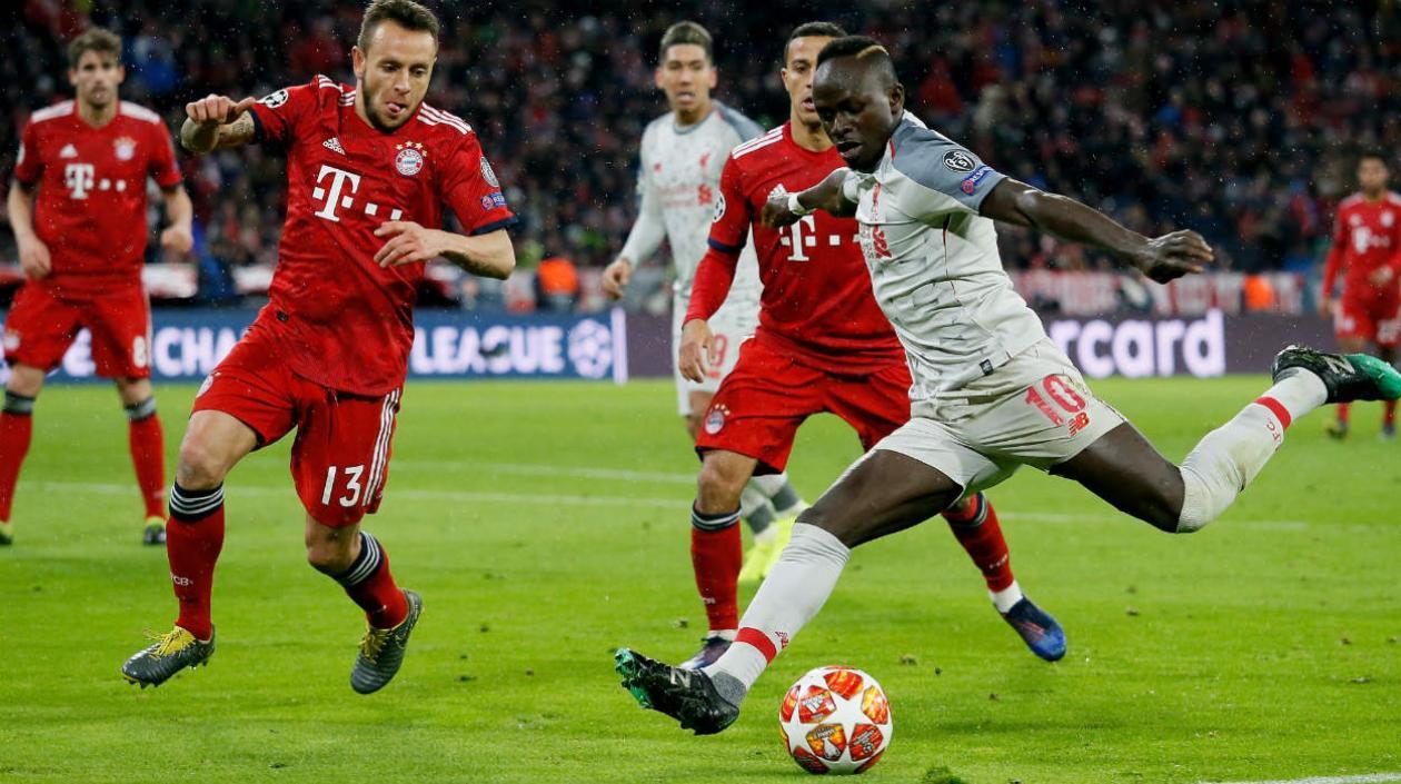 Mané ante la marca de los jugadores de Bayern. 