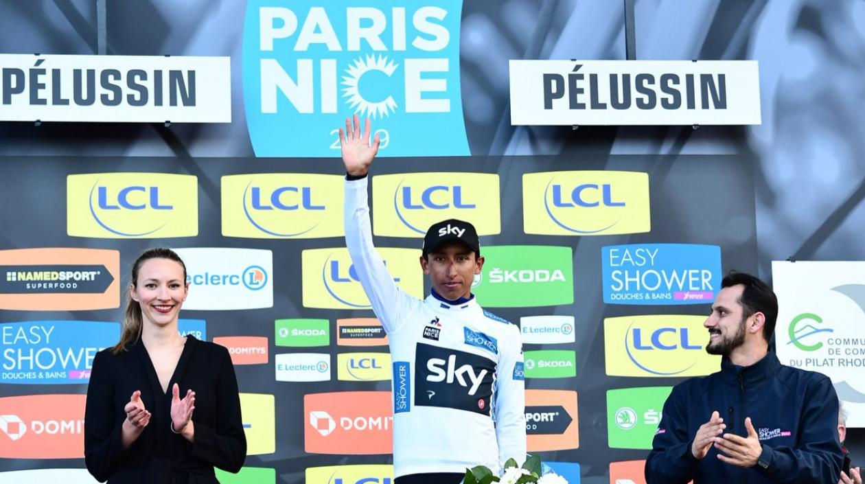 Egan Bernal tiene la camiseta de líder de jóvenes. 