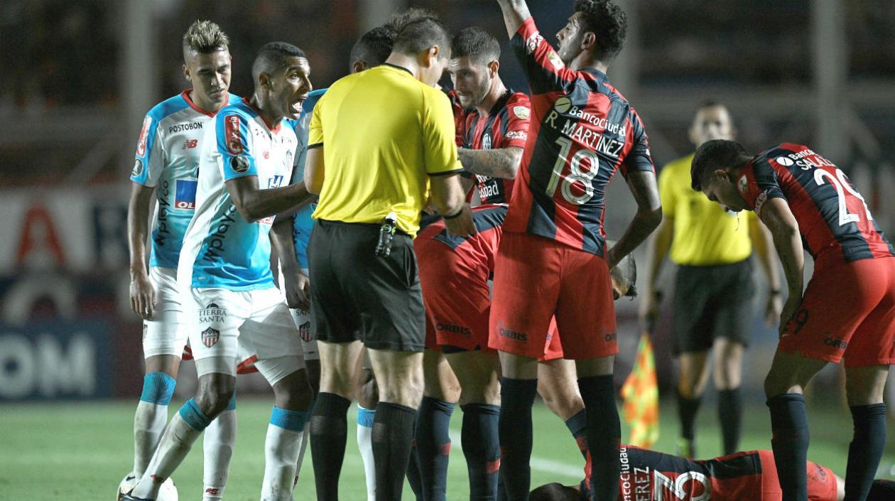 Gabriel Fuentes discute con el árbitro su expulsión ante San Lorenzo. 