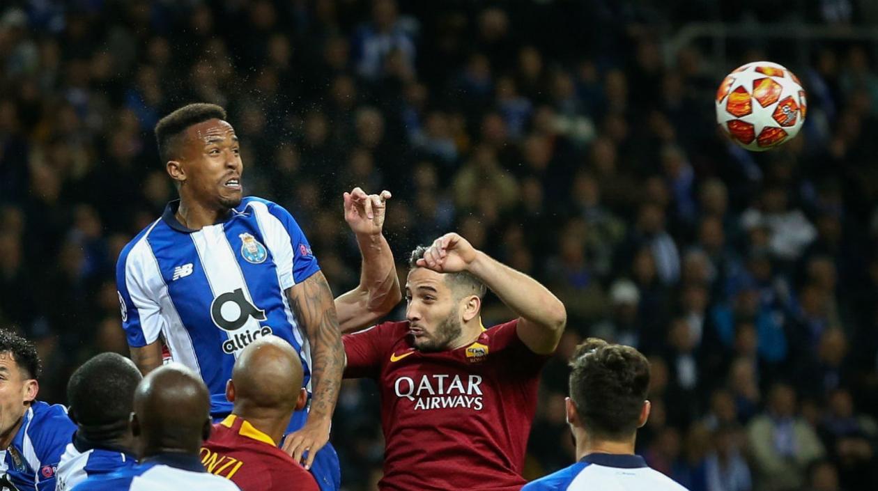 Éder Militão cabecea el balón.