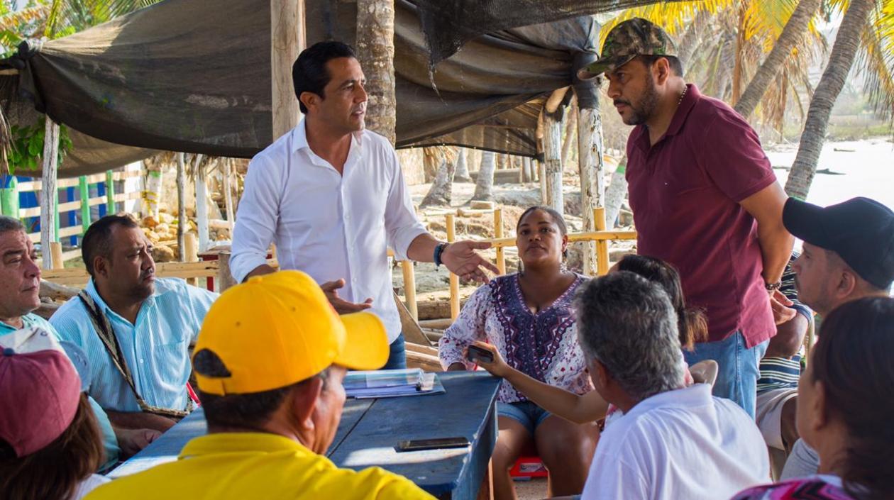 Pedro Lemus y la comunidad afectada.