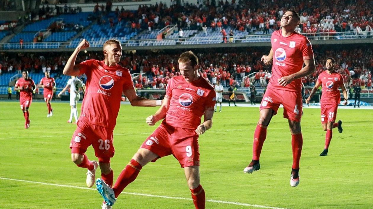Fernando Aristeguieta celebra un gol, con el América de Cali.