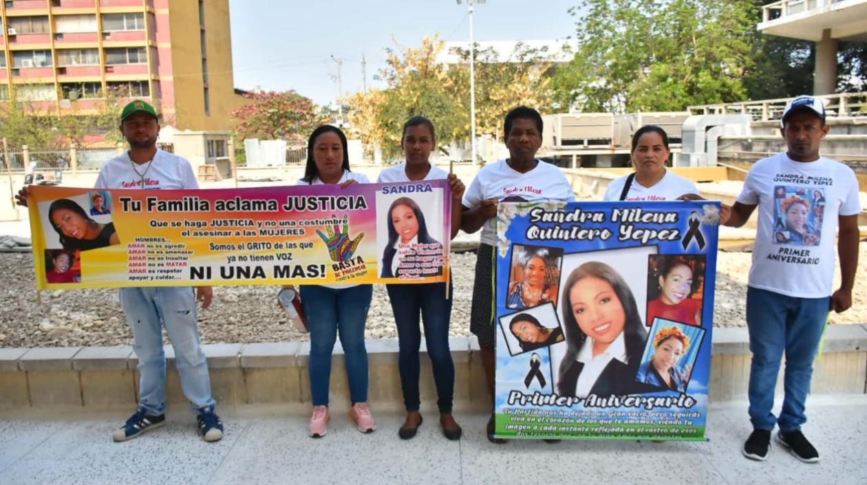 La familia de Sandra llegó con anticipación a la audiencia de hoy, pero no se pudo desarrollar porque el abogado ni el procesado se presentaron.