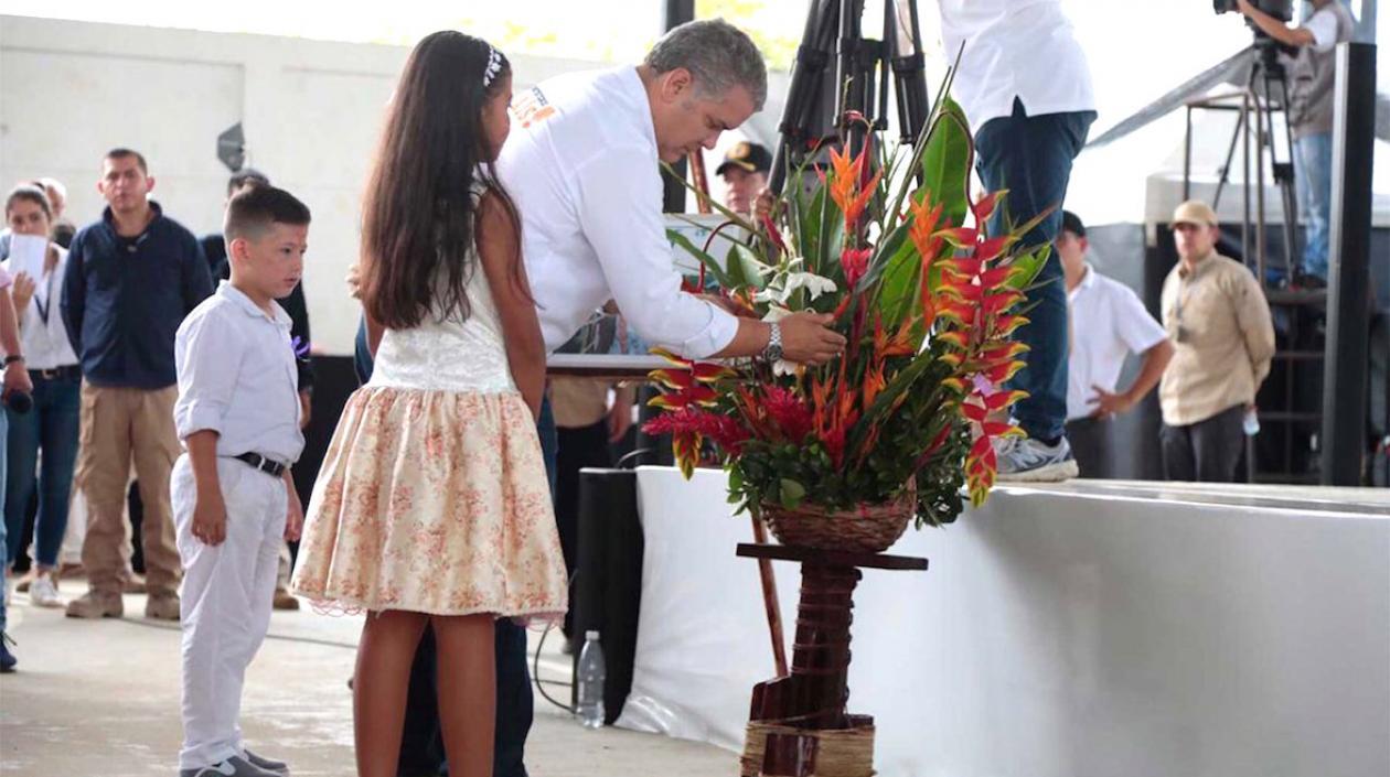 El Presidente Iván Duque, homenajeando con una ofrenda floral a la Alcaldesa fallecida.