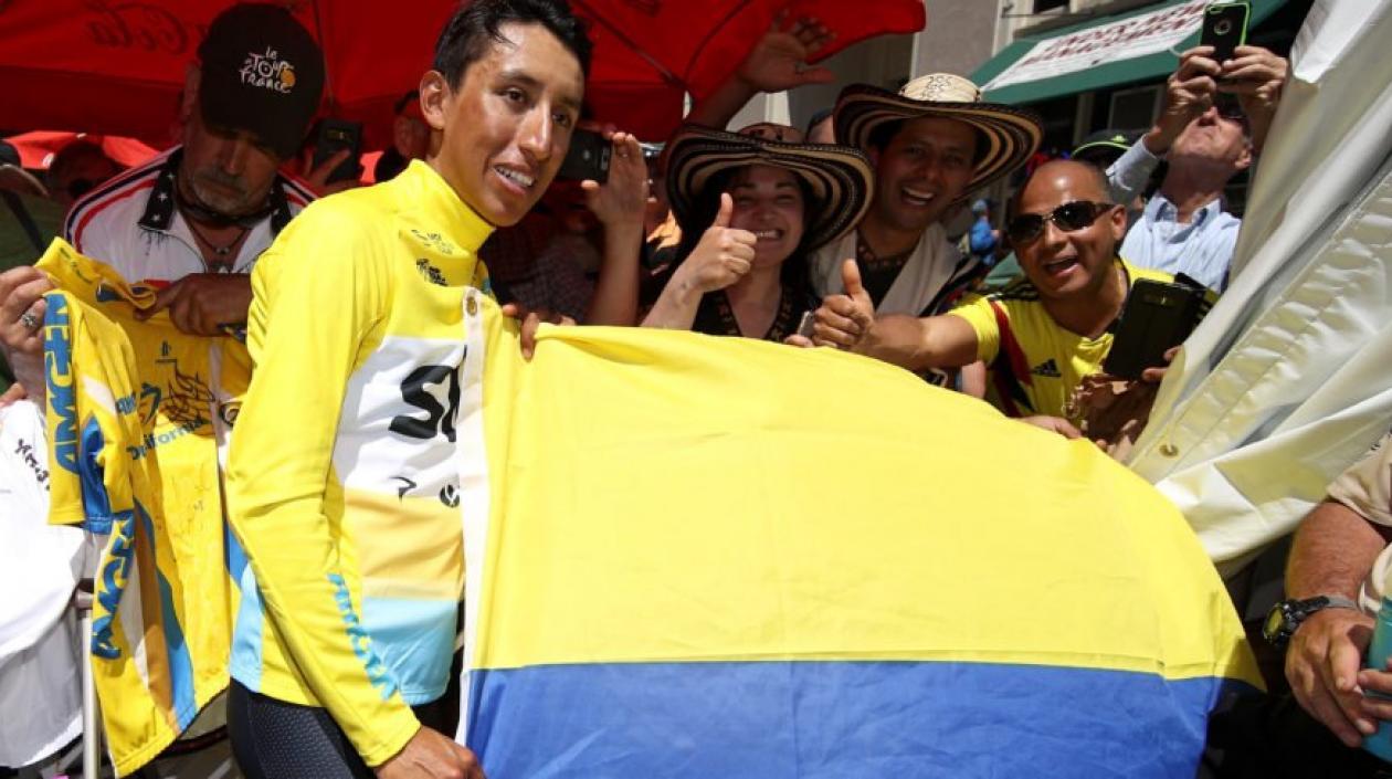 Egan Bernal, vestido de amarillo como líder de la París-Niza. 