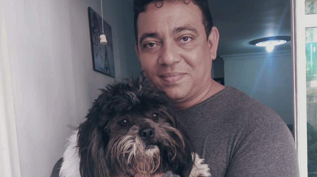 Luis Herazo y su mascota 'Junior'.