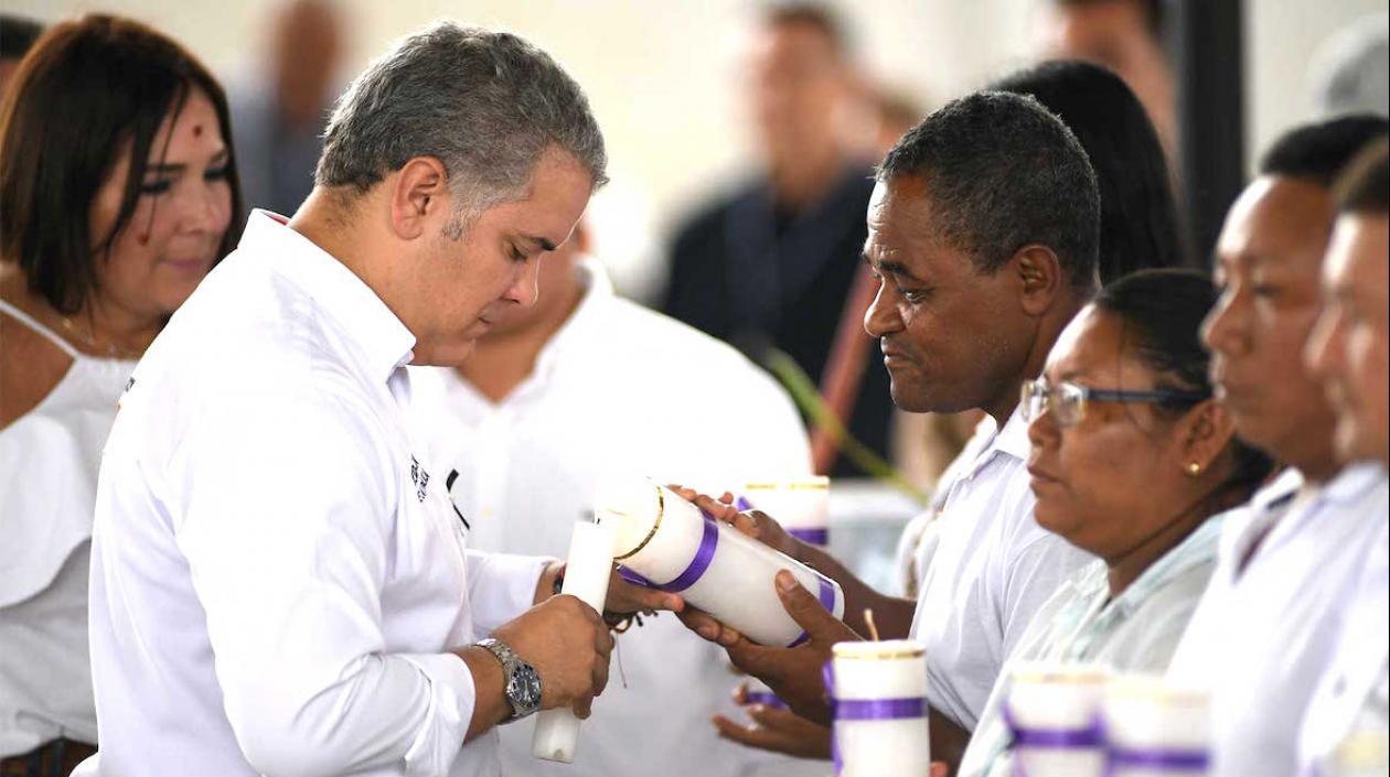 El Presidente Iván Duque rindiendo homenaje póstumo a las víctimas de Mitú.