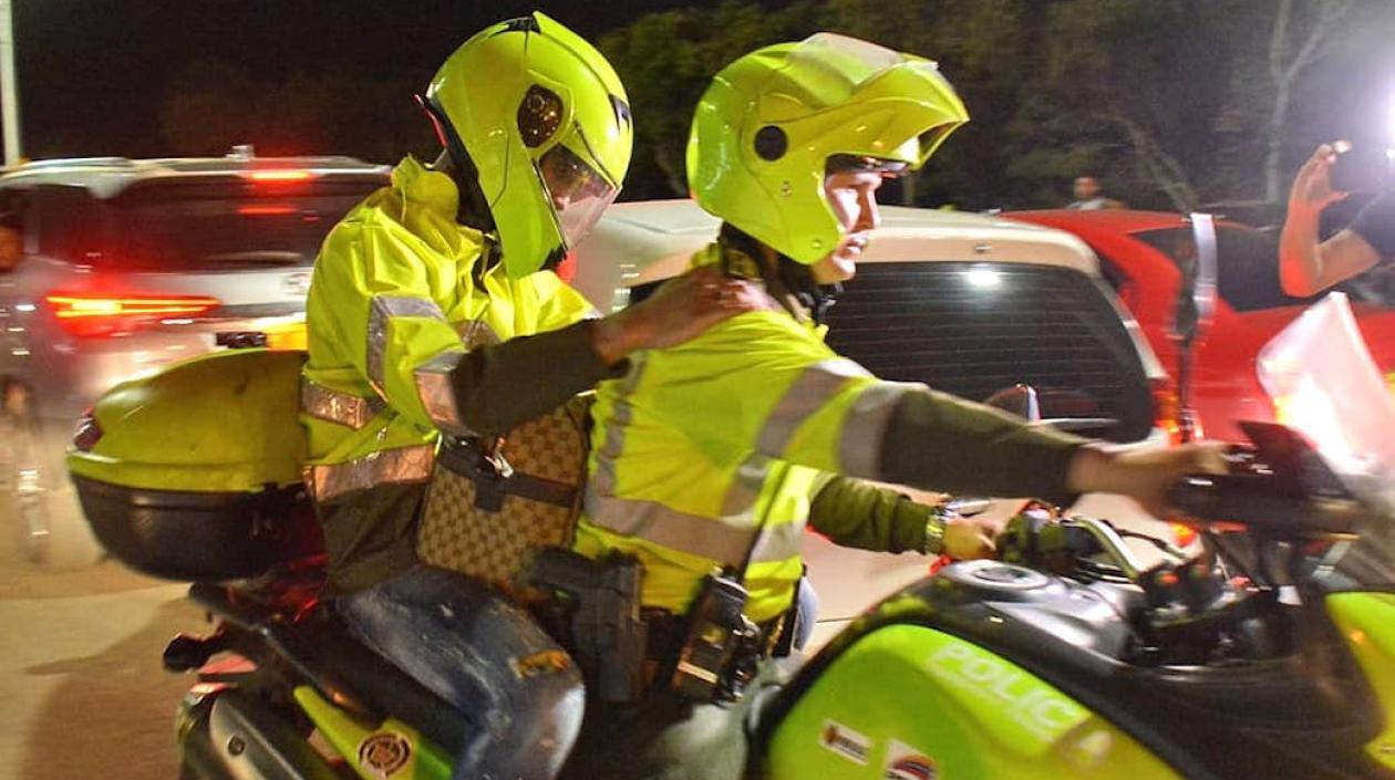 Camilo Vargas, con uniforme de la Policía y en una moto de la institución, rumbo al aeropuerto.