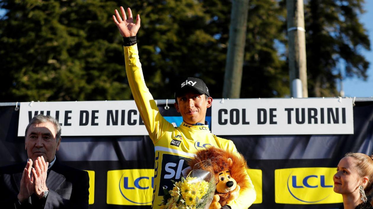 Egan Bernal, vestido de amarillo como líder de la París-Niza. 