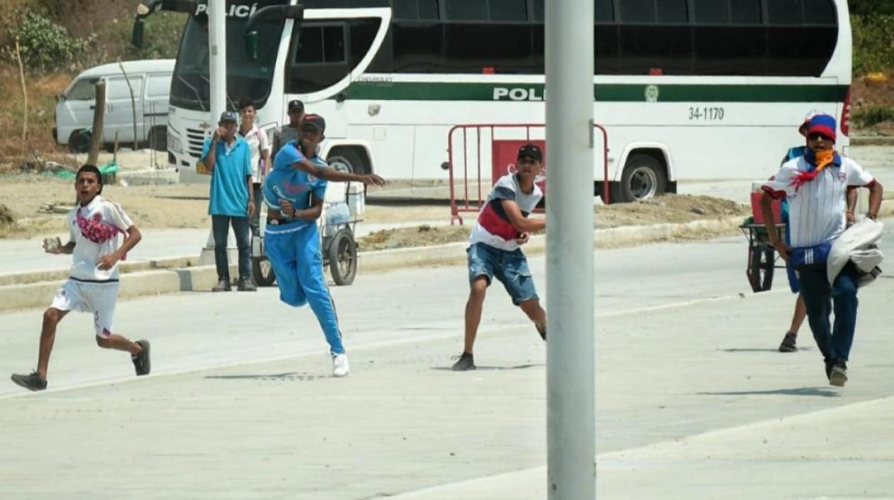 Hinchas enfrentándose a piedra en los alrededores del estadio. 
