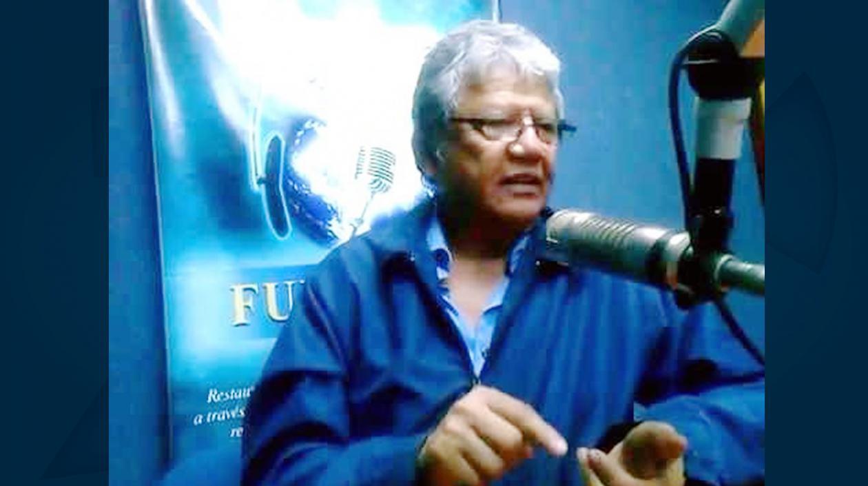 Sergio Ramírez en su cabina de radio.