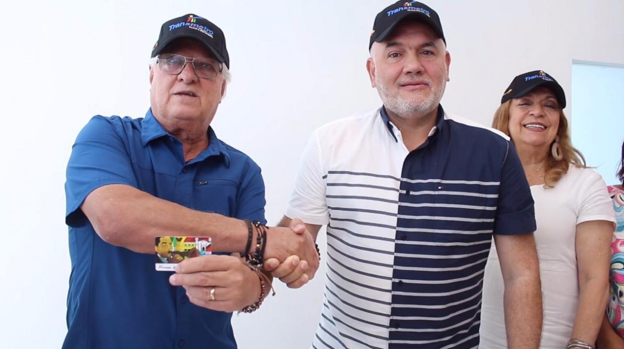 Alcalde Joao Herrera y Ricardo Restrepo de Transmetro, los acompaña la primera dama de Soledad, Alba Olaya.