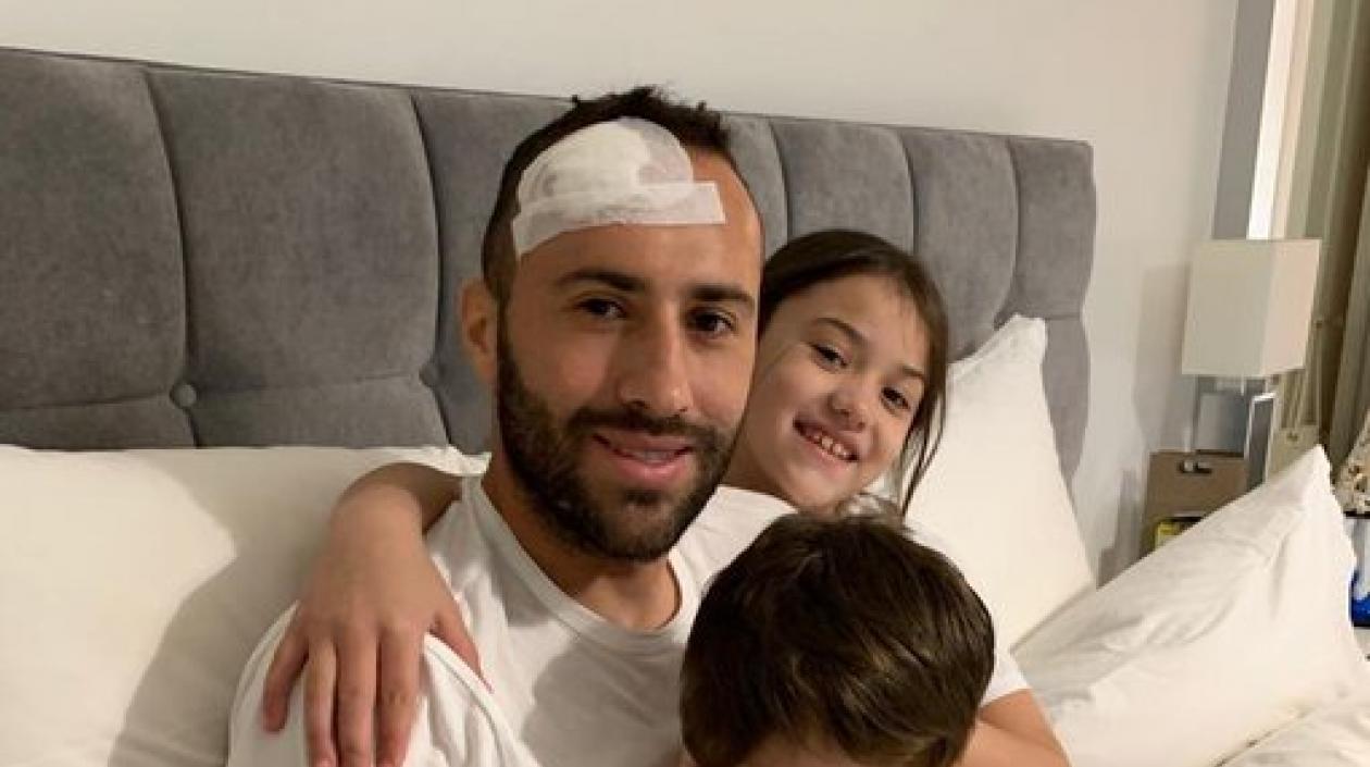 El arquero David Ospina en una foto con sus hijos.