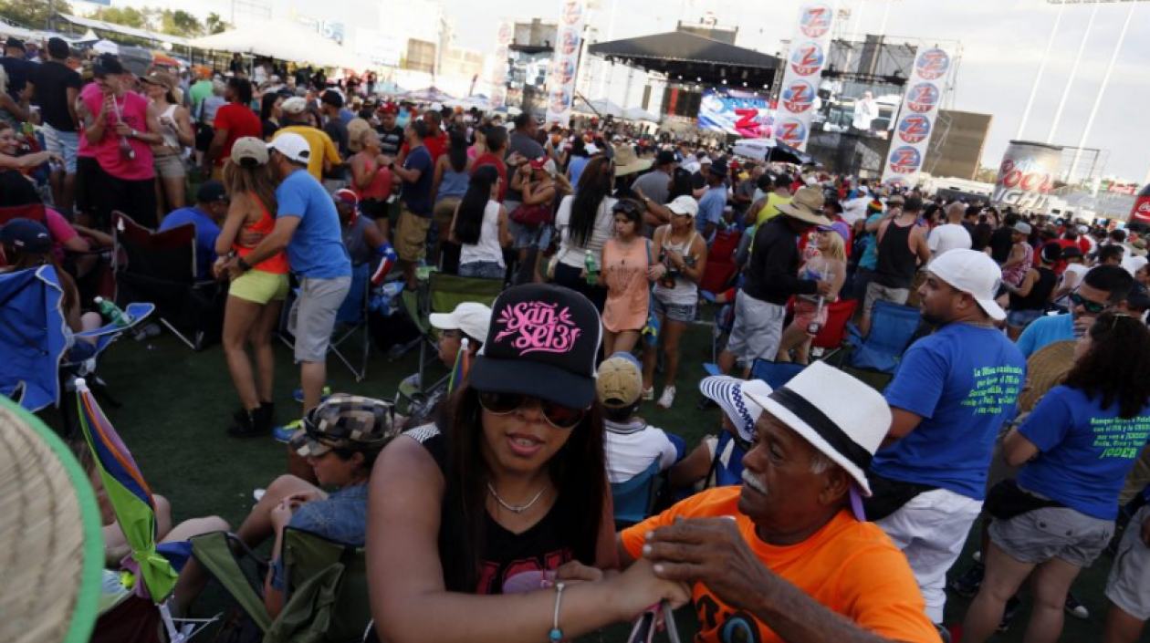 Bailadores en el Día de la Salsa.