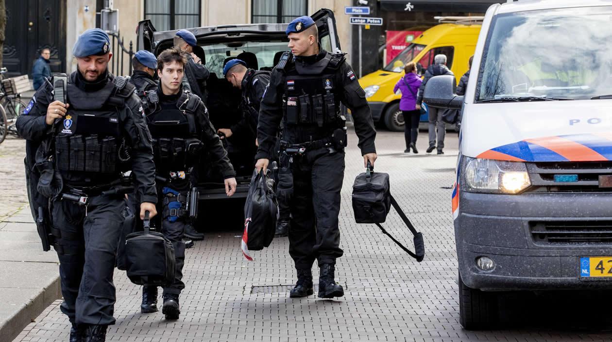 Varios efectivos de la policía militar llegan para asegurar el perímetro del Binnenhof, el complejo del Parlamento, en La Haya (Holanda)