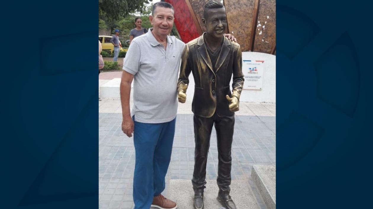 Blas Fiorillo De la Rosa (Q.E.P.D.) con la escultura de Martín Elías en Valledupar.