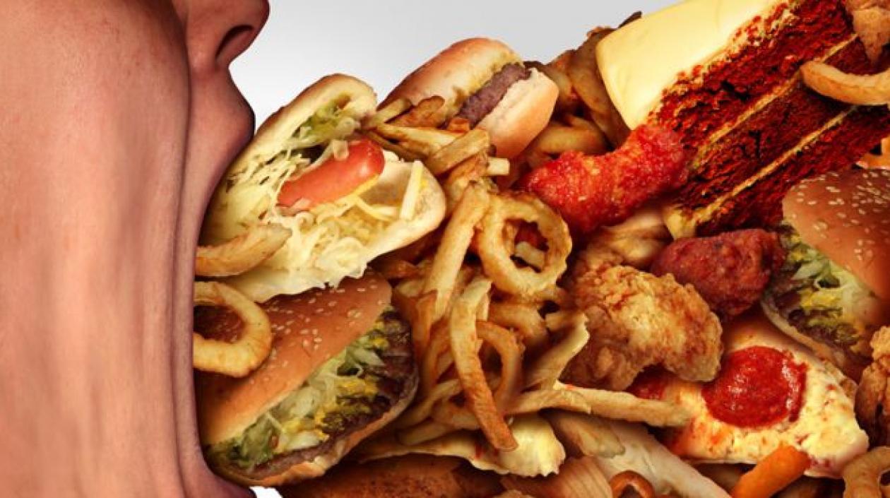 Muchas enfermedades son consecuencia del consumo de comida chatarra.