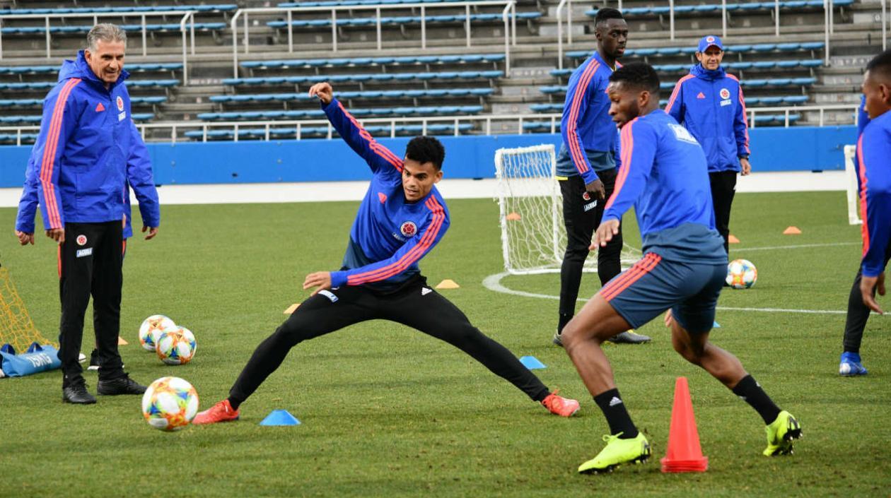 Luis Díaz al lado de Carlos Queiroz. 