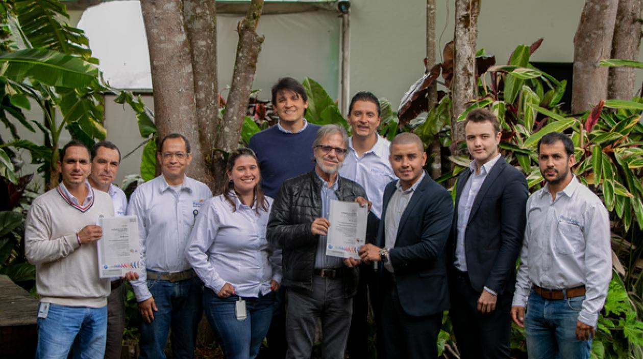 Federico Cock-Correa, presidente de PharmaCielo Colombia Holdings SAS, (centre-left) y el equipo de PharmaCielo recibe la certificación de ISO 9001:2015.