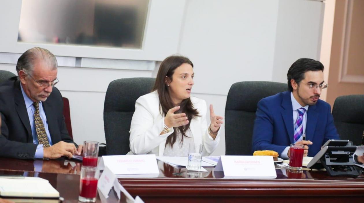 Karen Abudinen, alta consejera para las regiones, en compañía del gobernador Eduardo Verano.