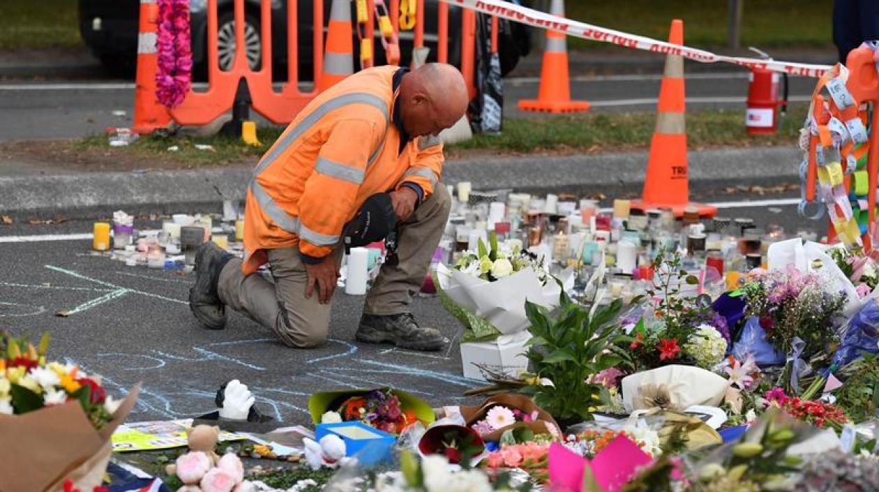 Un ciudadano se acerca a un altar montado a las puertas de la mezquita Al Noor en Christchurch (Nueva Zelanda).