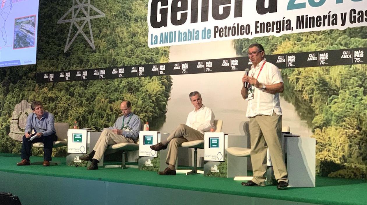 Participantes en el análisis de la exploración de yacimientos no convencionales.