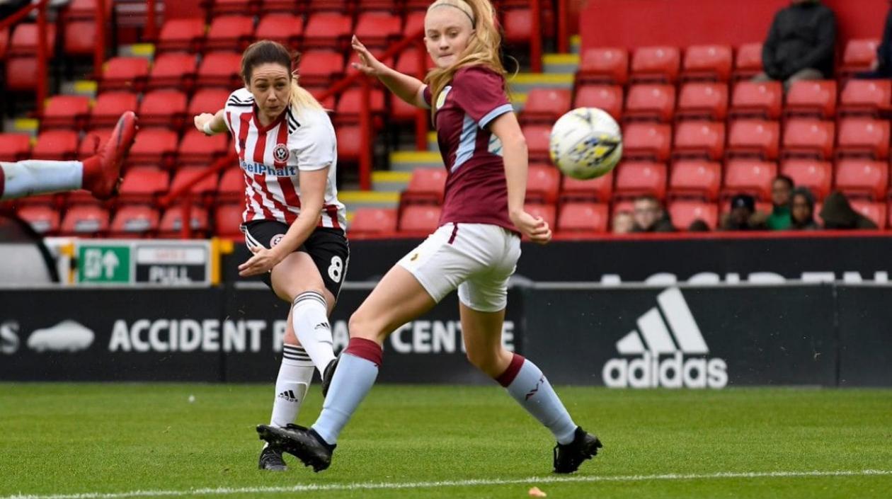 Sophie Jones dispara ante la marca de una rival. 