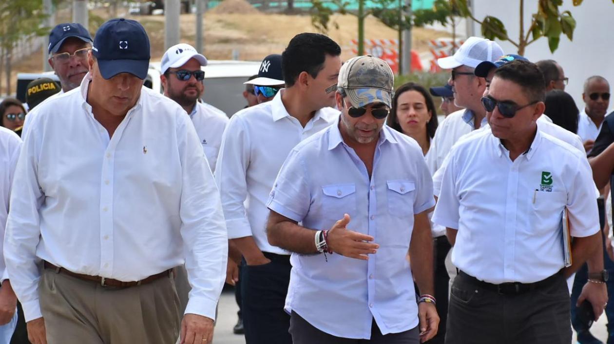 Representantes del Grupo Argos y el Alcalde Alejandro Char en la entrega de la vía para la prolongación de la carrera 65.