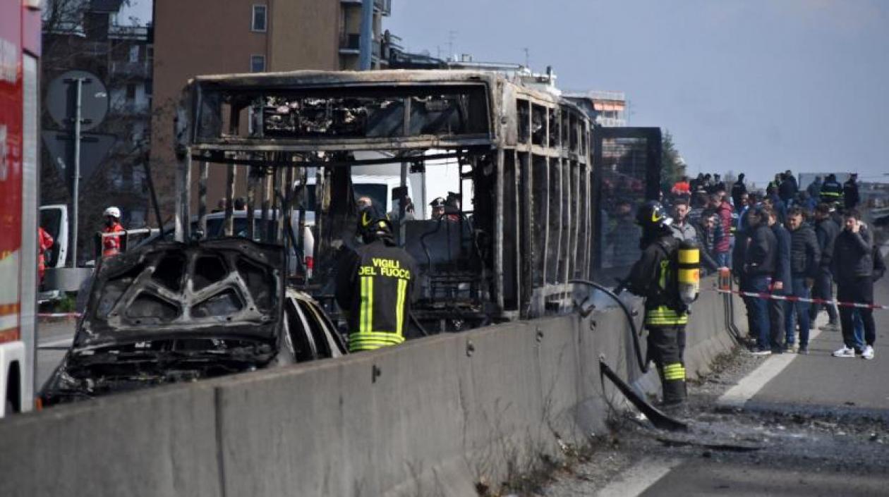 Miembros de los servicios de emergencia italianos desplegados en el lugar de los hechos.
