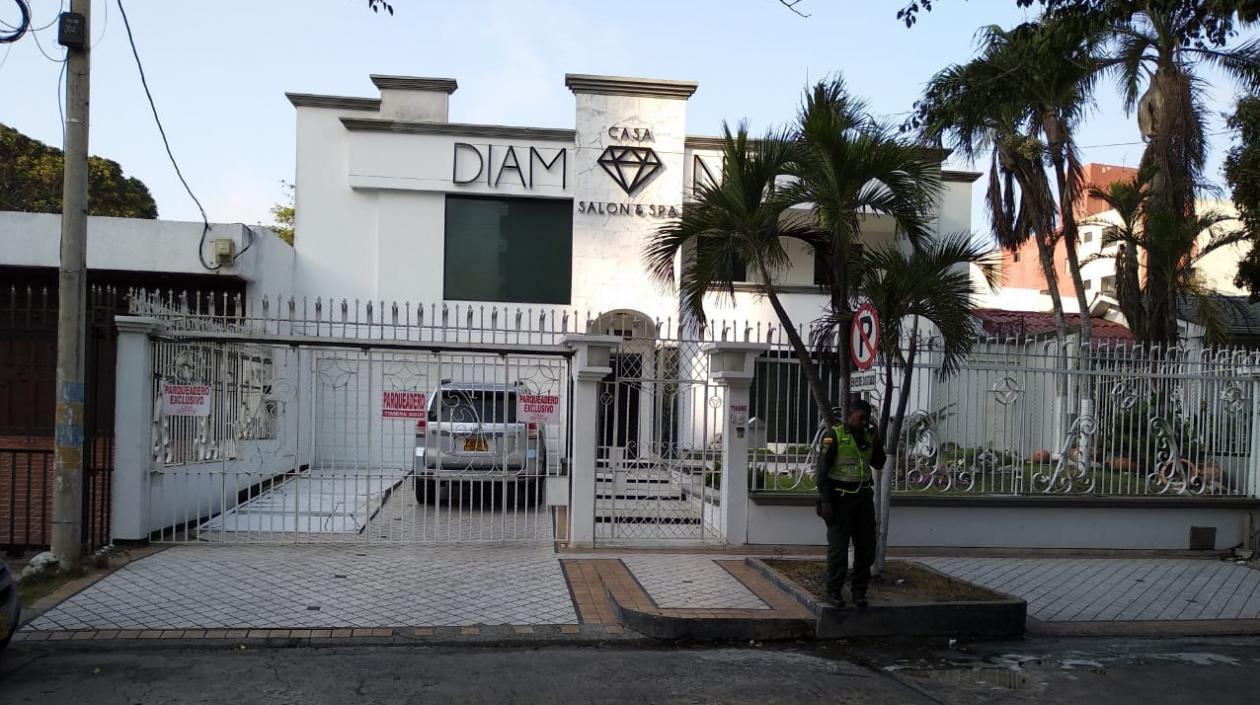 Spa, de donde salió un hombre armado amenazando a una cuadrilla de Electricaribe.