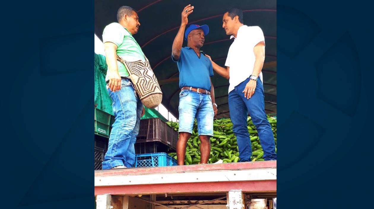 El precandidato a la Gobernación, Pedro Lemus, dialogando con comerciantes de plátanos.