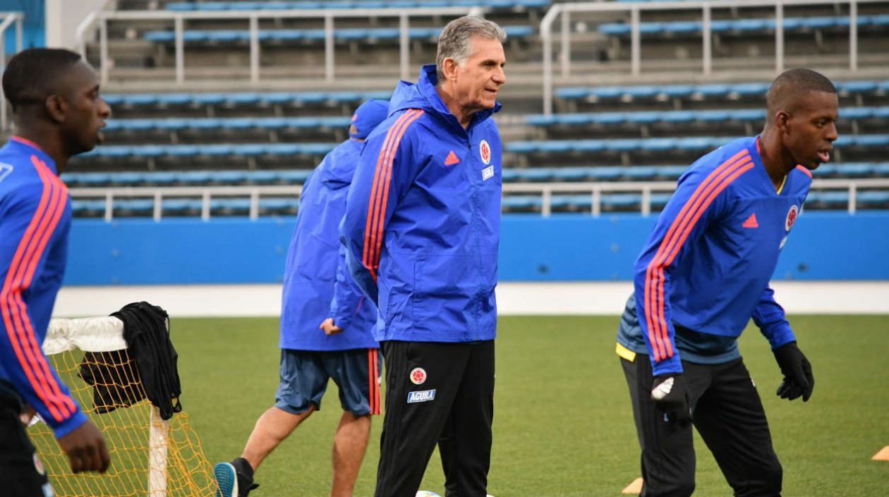 Carlos Queiroz observa el entrenamiento de sus jugadores. 