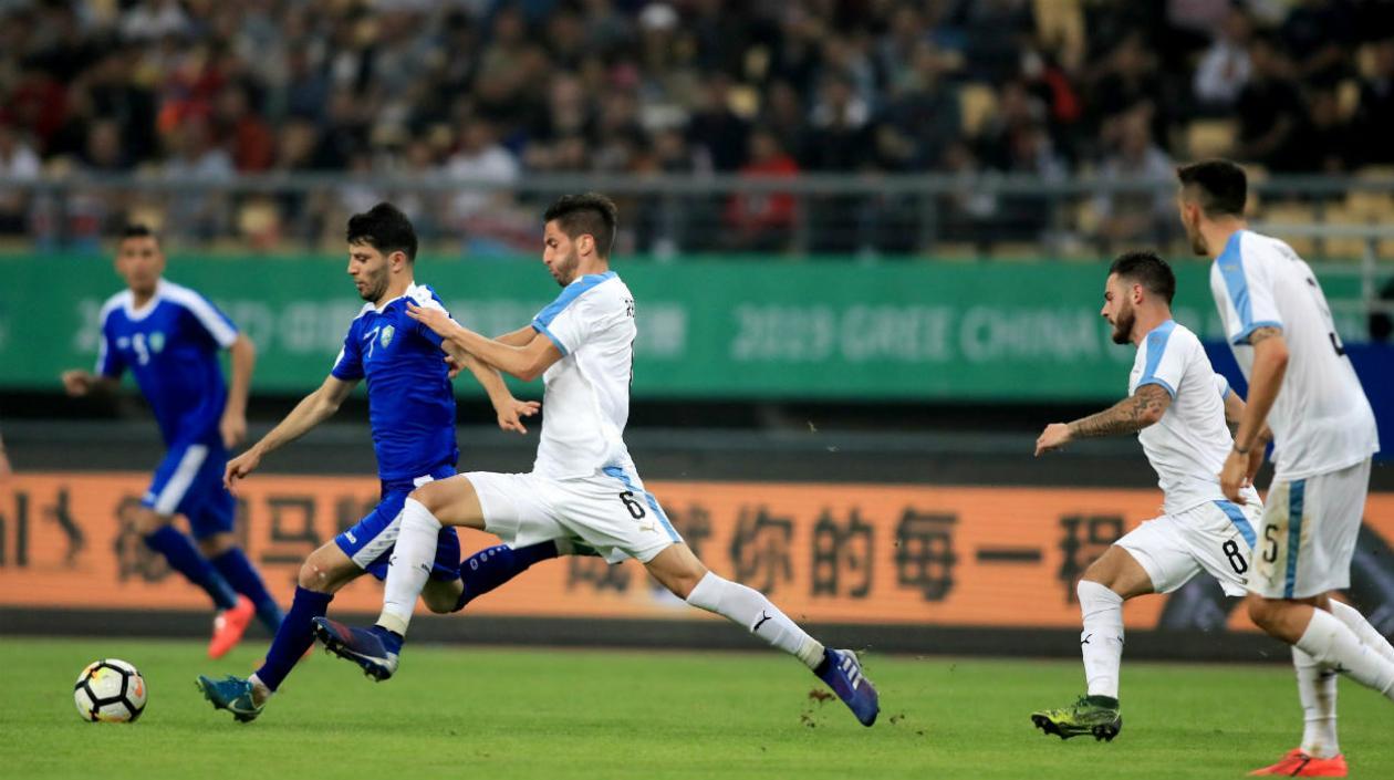 El centrocampista uruguayo Rodrigo Bentancur (c) en acción ante el uzbeko Jaloliddin Masharipov.